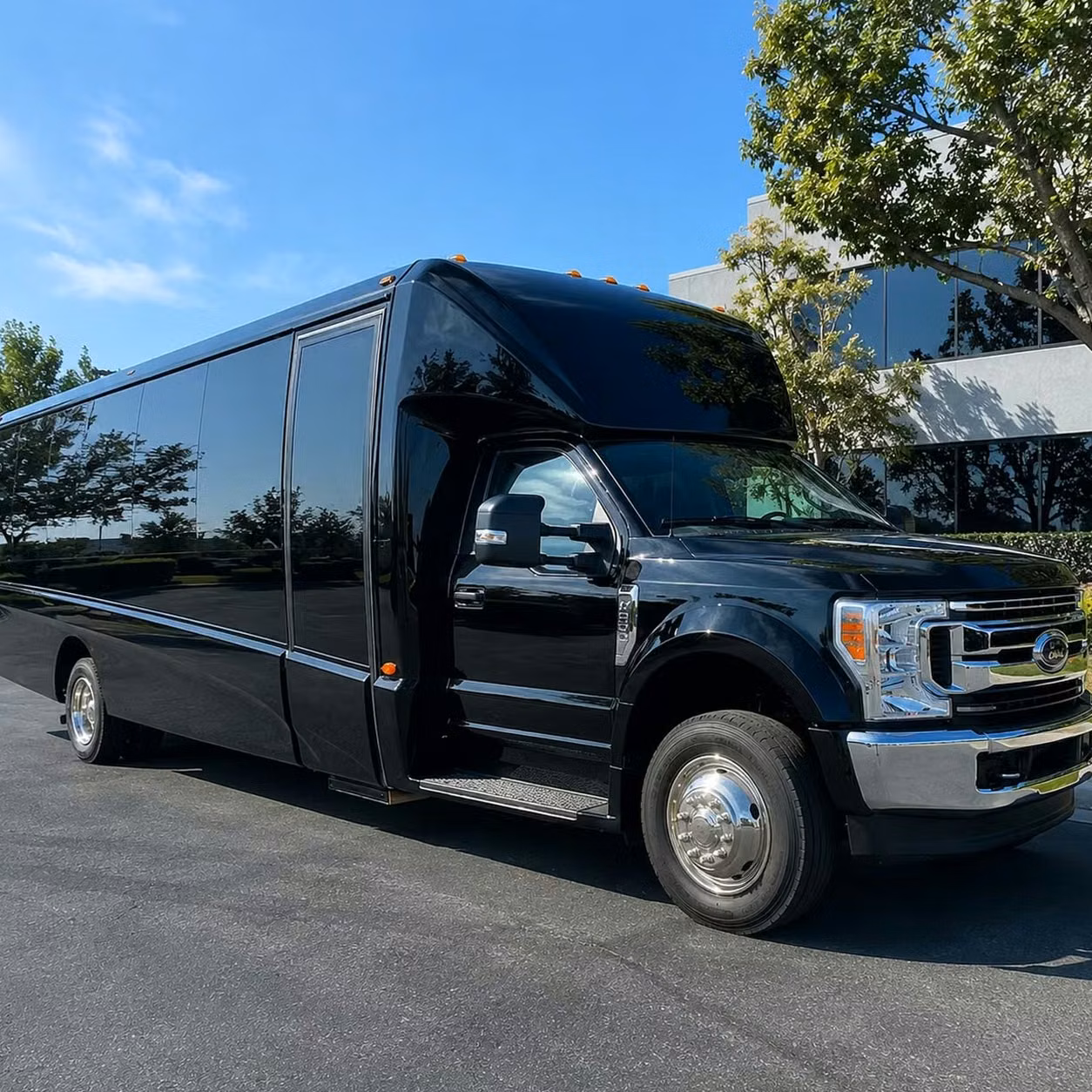 greenfield 15 to 50 passenger prom party buses and sprinter limos in greenfield